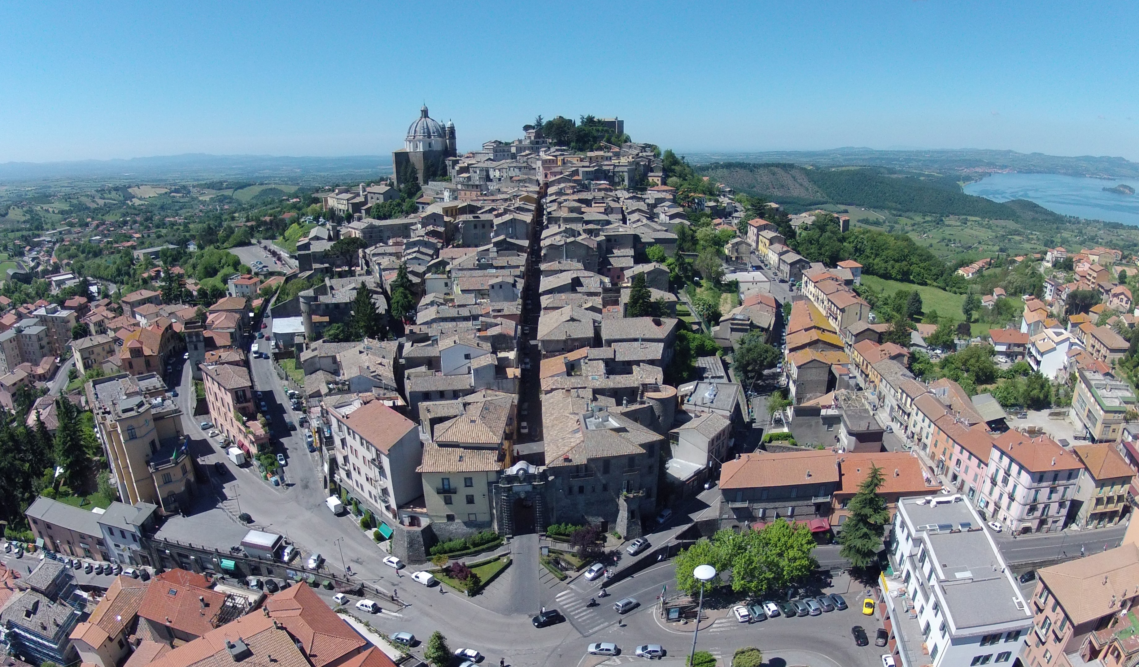 vista da fuori dell'arco di ingresso al palazzo